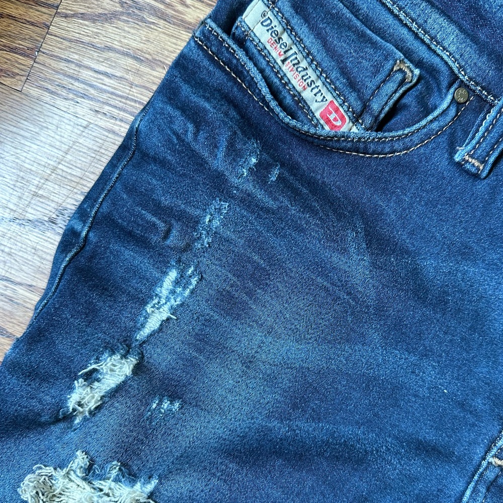 Diesel Skinzee Super Slim Skinny Regular Waist Jeans. Size 26. Distressed look.